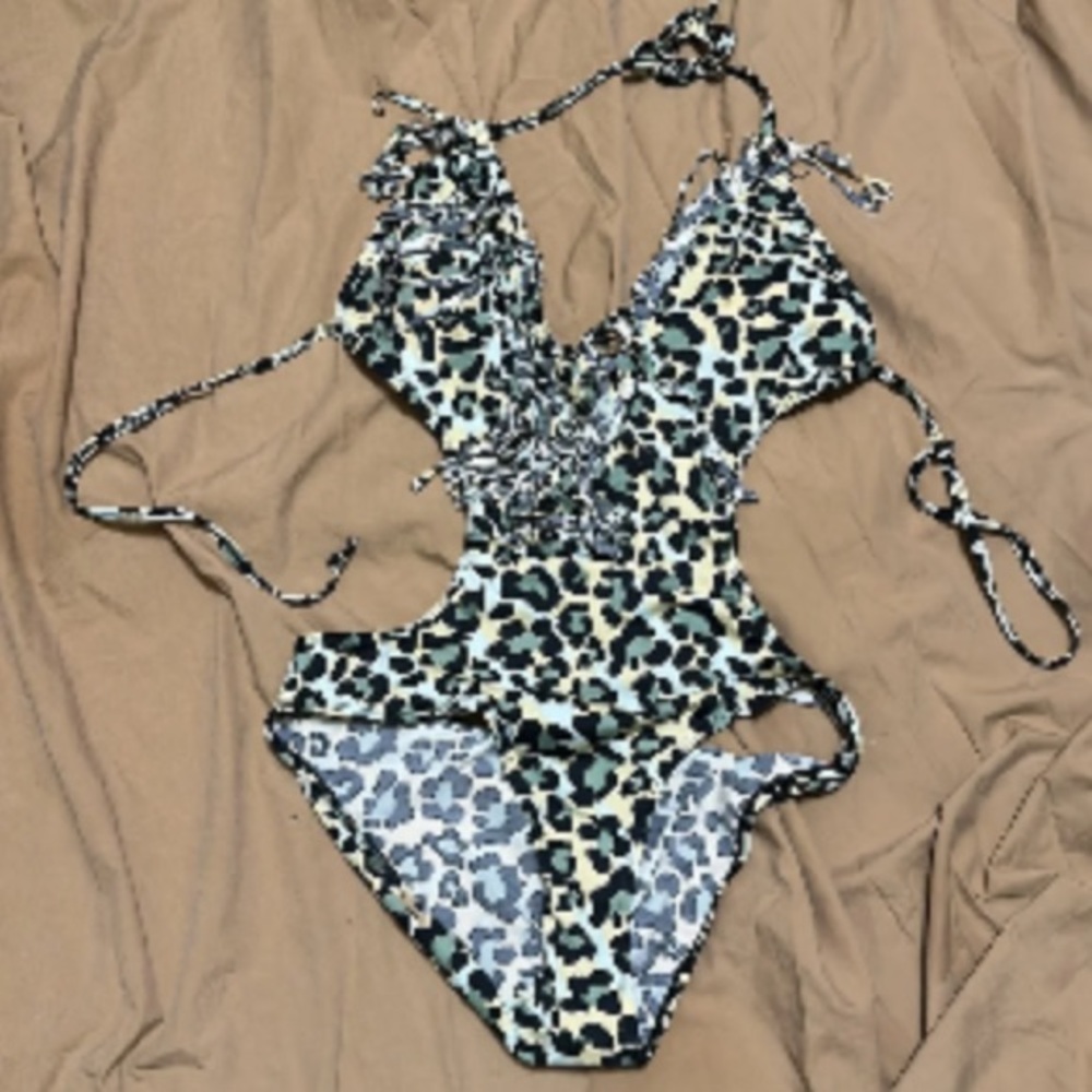 NEVER WORN!!!! Cut out fringe Bikini